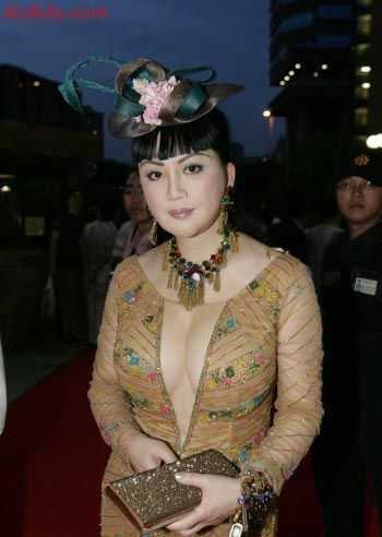 学长含着我的乳奶晃来晃去